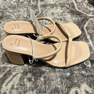 NWT A New Day Strappy Block Heel Sandal Tan size 5.5